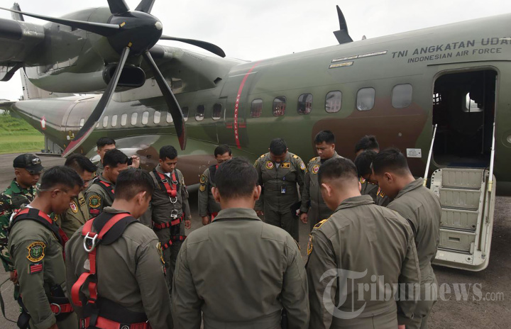 TNI Kirim Bantuan dari Udara untuk Warga Terisolasi Banjir