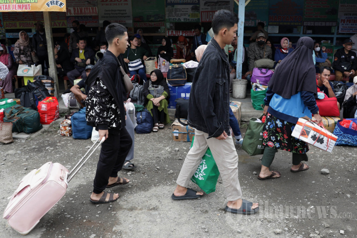 Terminal Bayangan Pondok Pinang Mulai Ramai Pemudik