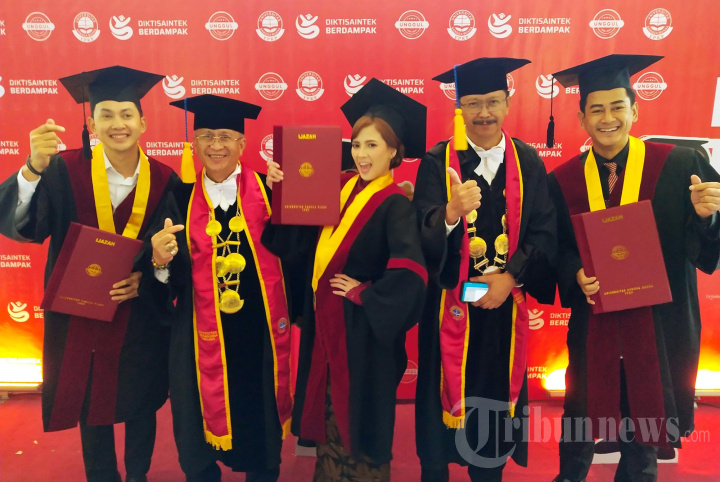 Tiga Selebriti Ikuti Wisuda di USB YPKP Bandung