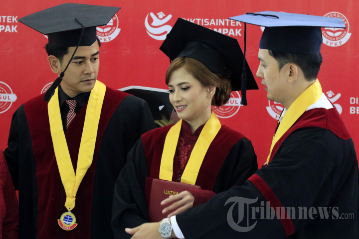 Tiga Selebriti Ikuti Wisuda di USB YPKP Bandung