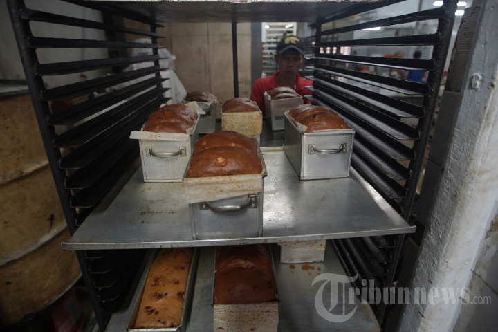 Toko Roti Gelora Bertahan di Tengah Penurunan Daya Beli