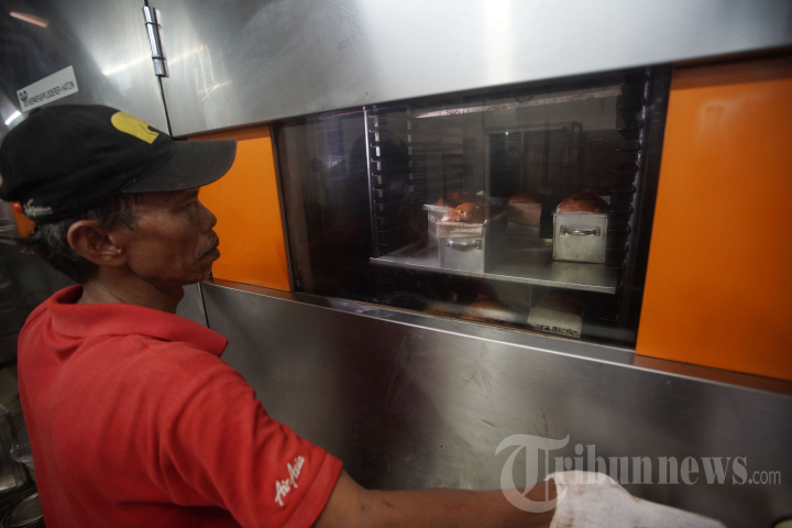 Toko Roti Gelora Bertahan di Tengah Penurunan Daya Beli