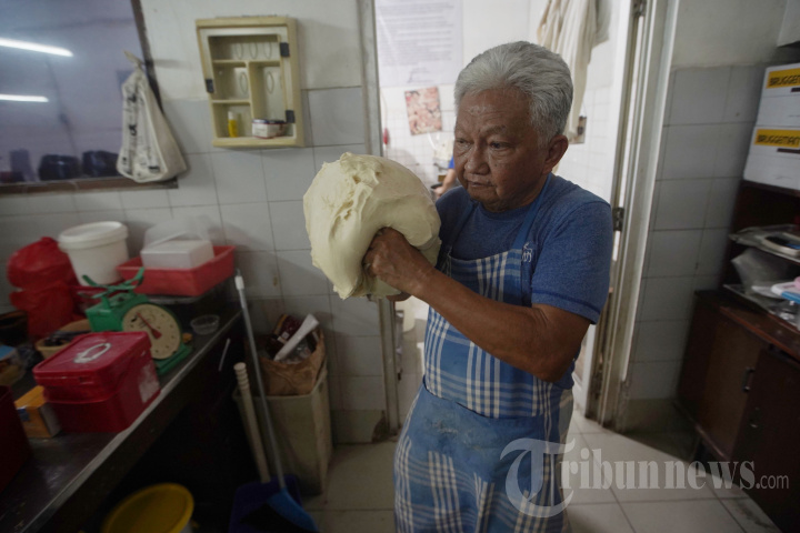 Toko Roti Gelora Bertahan di Tengah Penurunan Daya Beli