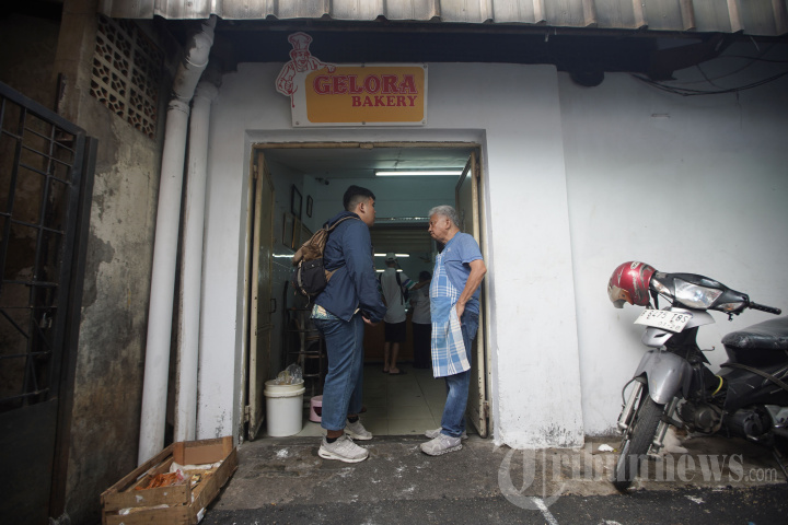Toko Roti Gelora Bertahan di Tengah Penurunan Daya Beli