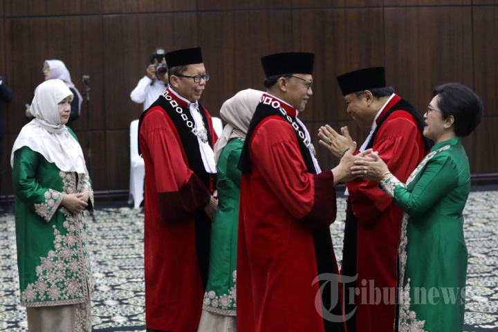 Wisuda Purnabakti Hakim Konstitusi Arief Hidayat