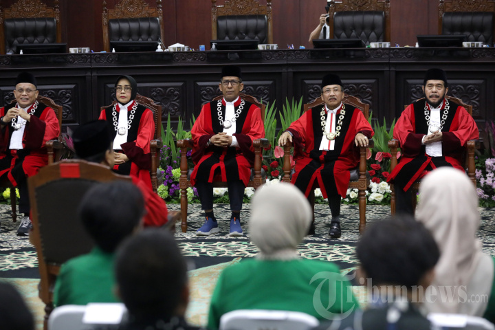 Wisuda Purnabakti Hakim Konstitusi Arief Hidayat