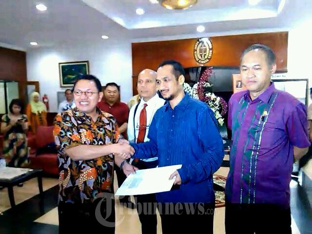 Abraham Samad Menerima SK Deponering Dari JAM Pidum