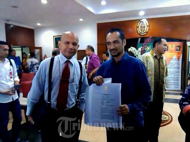 Abraham Samad Menerima SK Deponering Dari JAM Pidum