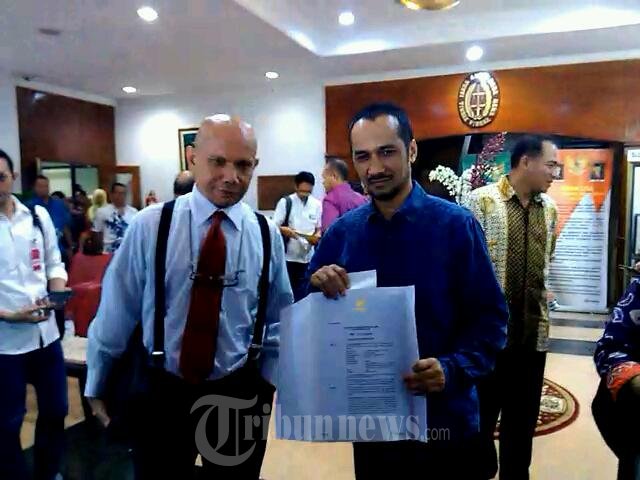 Abraham Samad Menerima SK Deponering Dari JAM Pidum