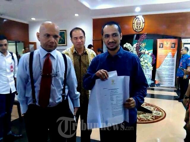Abraham Samad Menerima SK Deponering Dari JAM Pidum