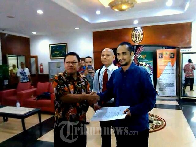 Abraham Samad Menerima SK Deponering Dari JAM Pidum