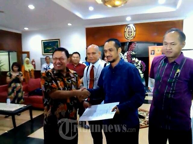 Abraham Samad Menerima SK Deponering Dari JAM Pidum