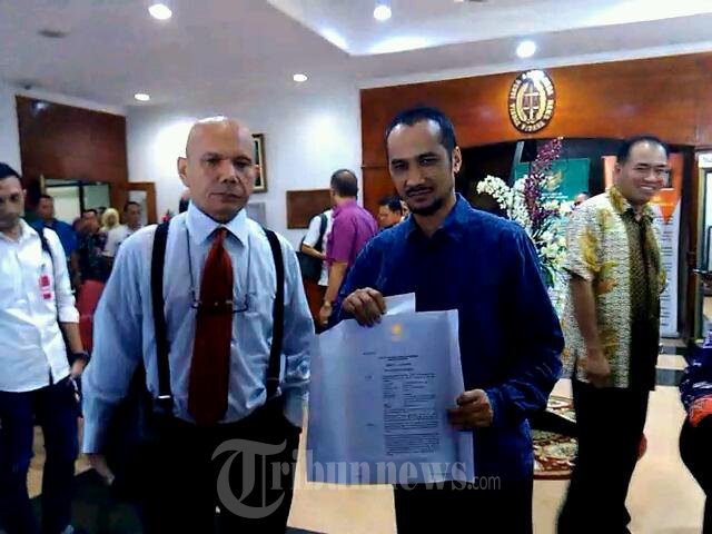 Abraham Samad Menerima SK Deponering Dari JAM Pidum
