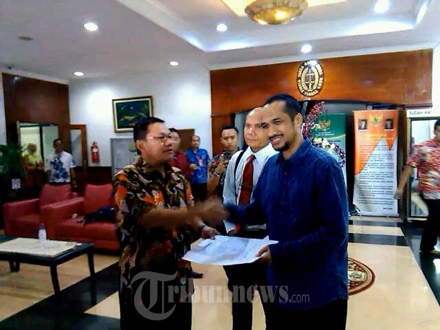 Abraham Samad Menerima SK Deponering Dari JAM Pidum