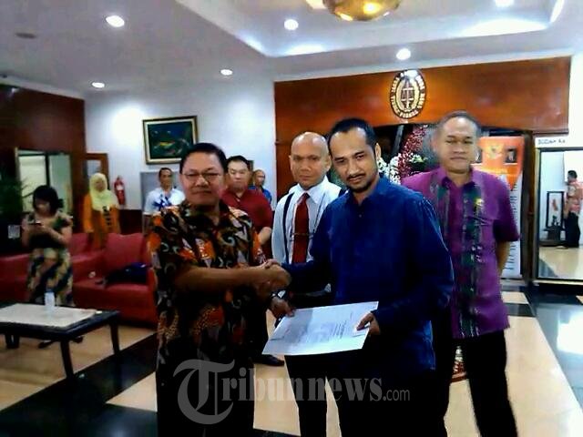 Abraham Samad Menerima SK Deponering Dari JAM Pidum