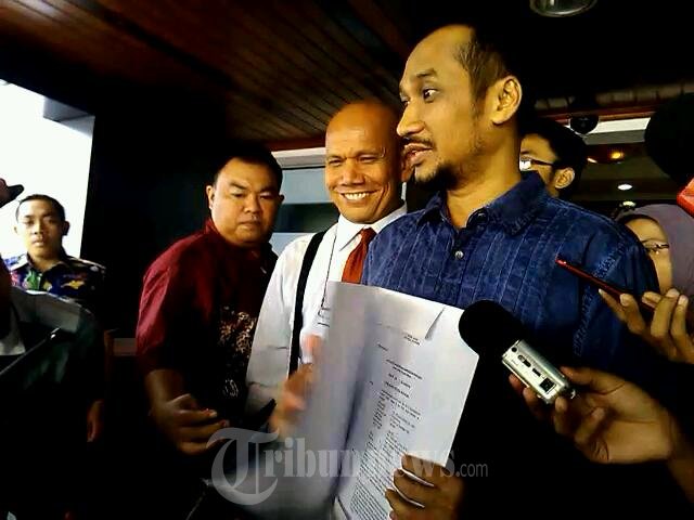 Abraham Samad Menerima SK Deponering Dari JAM Pidum