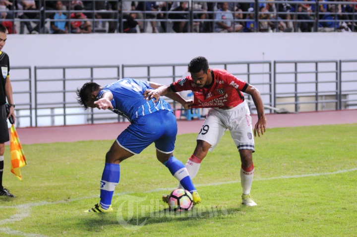 Absor Fauzi Berebut Bola Dengan Hasyim Kipuw