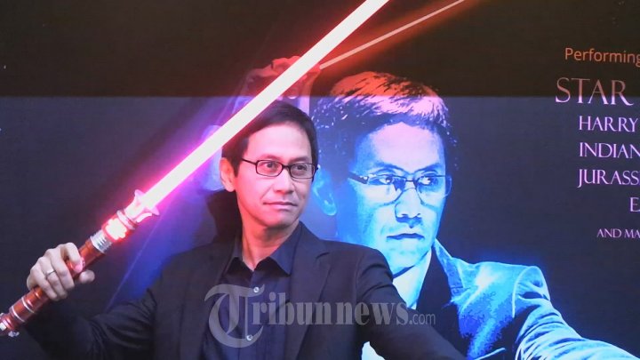 Conductor Twilite Orchestra, Addie MS, dalam konferensi pers konser Twilite Orchestra bertajuk Star Wars A Tribute To John Williams di Balai Kartini, Jl. Jenderal Gatot Subroto, Jakarta Pusat, Rabu (3/2/2016). Dalam konser tersebut, Twlite Orchestra akan berkolaborasi dengan komunitas Costume Play (Cosplay), Order 66. 