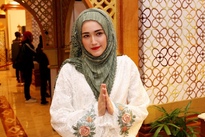 Istri dari Pasha Ungu, Adelia Pasha saat menghadiri acara Seleb On News Berbagi di Hotel Sari Pan Pacific, Jakarta Pusat, Selasa (14/6/2016). Kegiatan sosial ini merupakan bentuk kepedulian sosial terhadap anak anak yatim sekaligus upaya mendekatkan program infotainment MNCTV Seleb On News dan para artis dengan masyarakat. 
