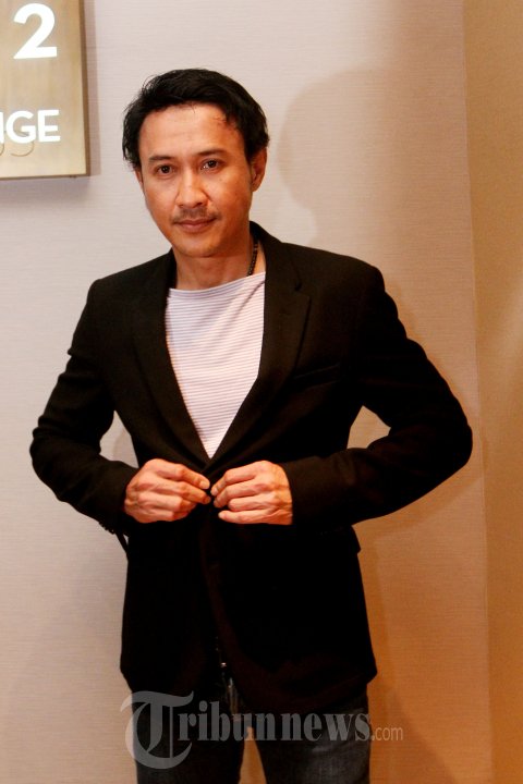 Pemain film Agus Kuncoro saat menghadiri acara press screening film yang berjudul 'Surga Menanti' produksi Khanza Film di XXI Epicentrum, Jakarta Selatan, Senin (30/5/2016) malam. Sebagai seorang ayah, Agus Kuncoro berharap anaknya bisa menjadi seorang penghafal Alquran.