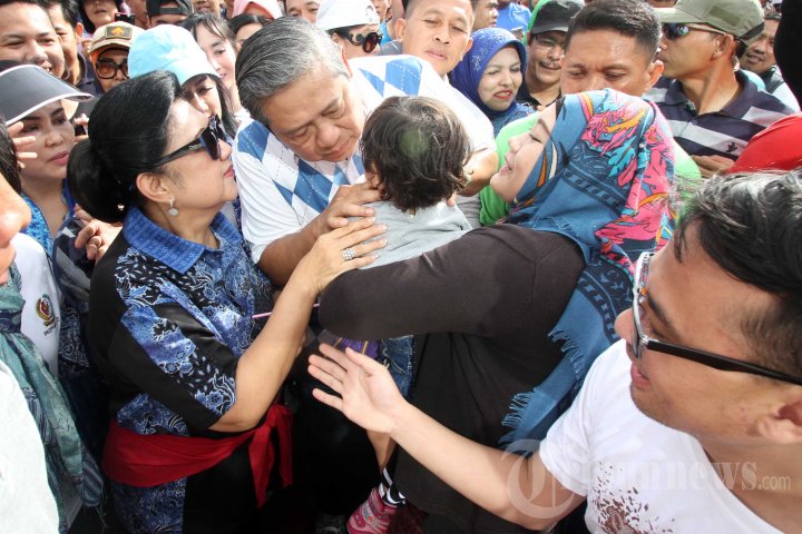 Agus Yudhoyono Didampingi SBY Lakukan Jalan Sehat