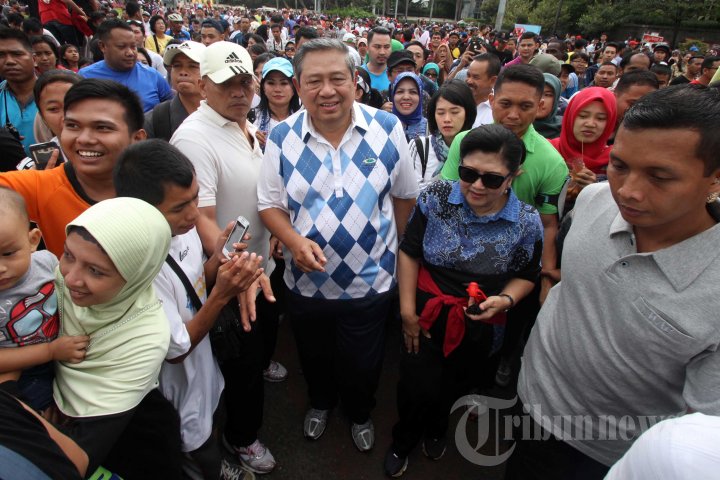 Agus Yudhoyono Didampingi SBY Lakukan Jalan Sehat