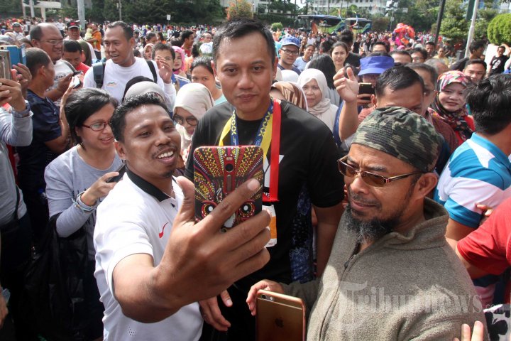Agus Yudhoyono Didampingi SBY Lakukan Jalan Sehat