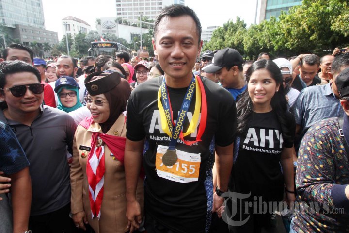 Agus Yudhoyono Didampingi SBY Lakukan Jalan Sehat