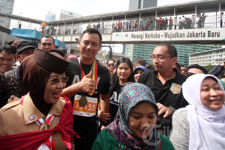 Agus Yudhoyono Didampingi SBY Lakukan Jalan Sehat