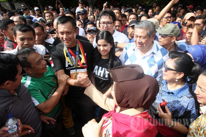 Agus Yudhoyono Didampingi SBY Lakukan Jalan Sehat