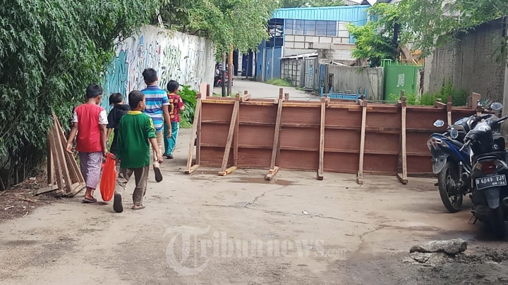 Ahli waris Sidi Dingdik/H Nisan Blokir Jalan