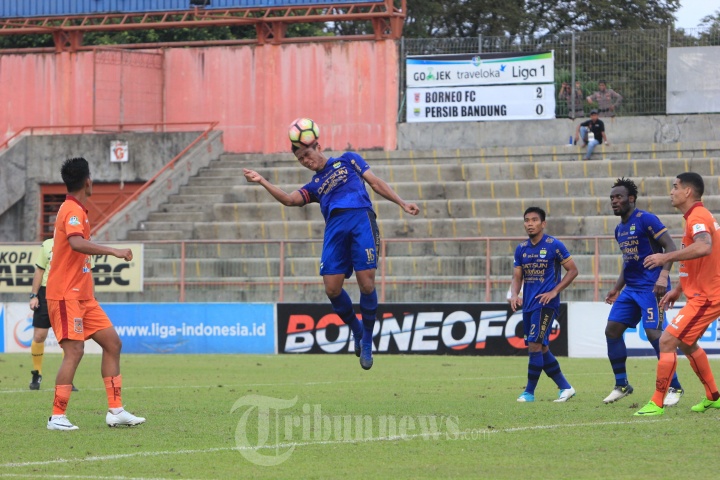 Ahmad Jufriyanto Menyundul Bola