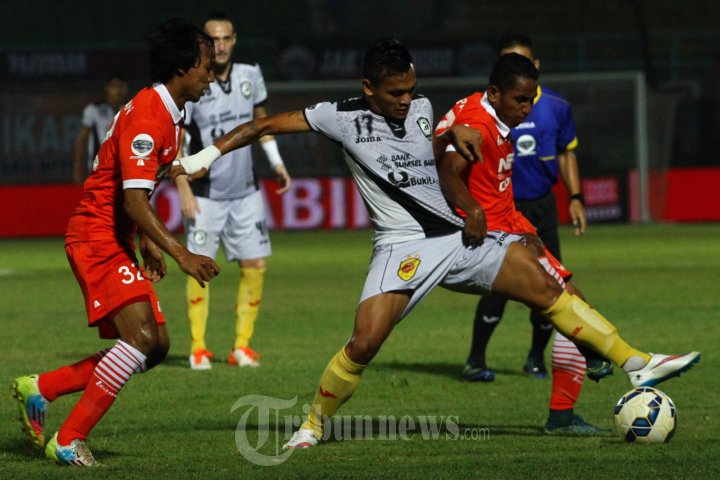 Ahmad Pandi Lestaluhu Berusaha Rebut Bola Ferdinad Sinaga