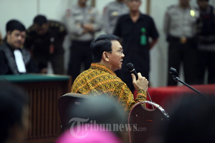 Gubernur DKI Jakarta, Basuki Tjaha Purnama membacakan pembelaan di sidang lanjutan kasus dugaan penistaan agama di auditorium Kementerian Pertanian, Jakarta Selatan. Selasa (25/4/2017). Ahok dijerat Pasal 156 KUHP dalam dakwaan alternatif kedua tentang menyebar kebencian terhadap golongan dan dituntut dengan hukuman satu tahun penjara dengan masa percobaan selama dua tahun pada persidangan sebelumnya. 