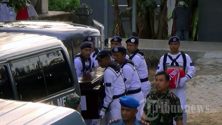 Air Mata Tumpah Saat Pemakaman Korban Helikopter Jatuh