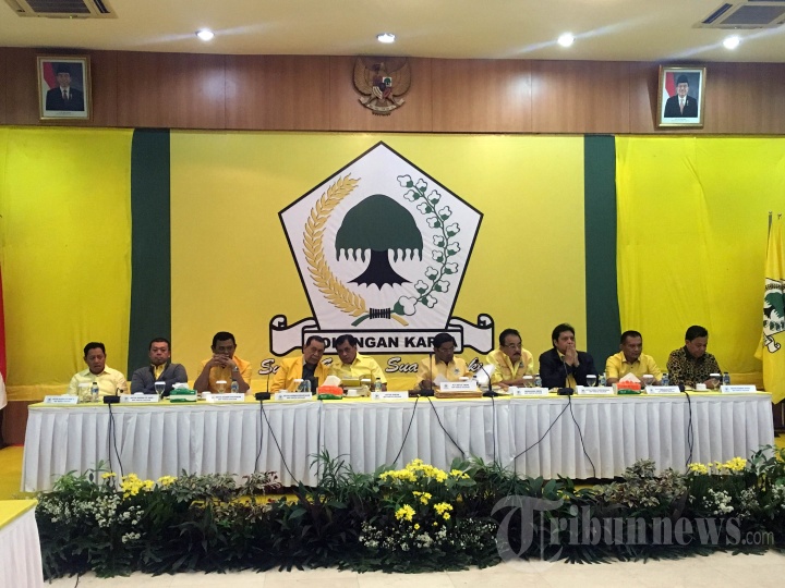 Petinggi Partai Golkar menggelar rapat pleno di Kantor DPP Partai Golkar, Jakarta, Rabu (13/12/2017). Dalam rapat tersebut Airlangga Hartarto terpilih sebagai Ketua Umum Partai Golkar baru menggantikan Setya Novanto yang telah ditangkap KPK karena terlibat dalam korupsi e-KTP.