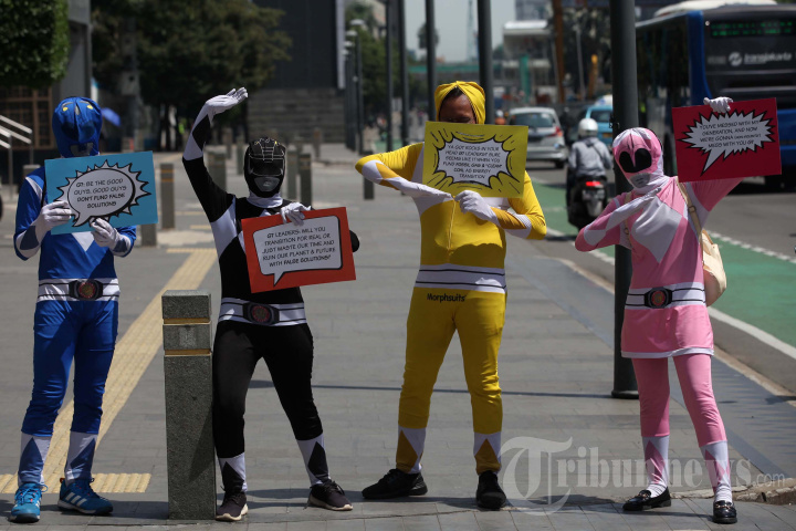 Aksi Aktivis Lingkungan Di Kedubes Jepang