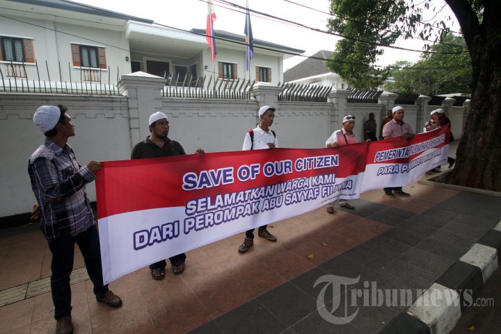 Aksi Bebaskan WNI Di Depan Kedubes Filipina