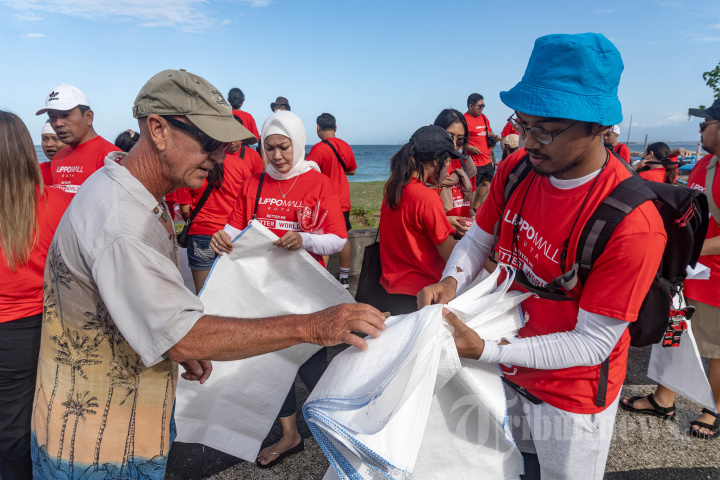 Aksi Bersih-bersih Sampah di Pantai Kuta Bali