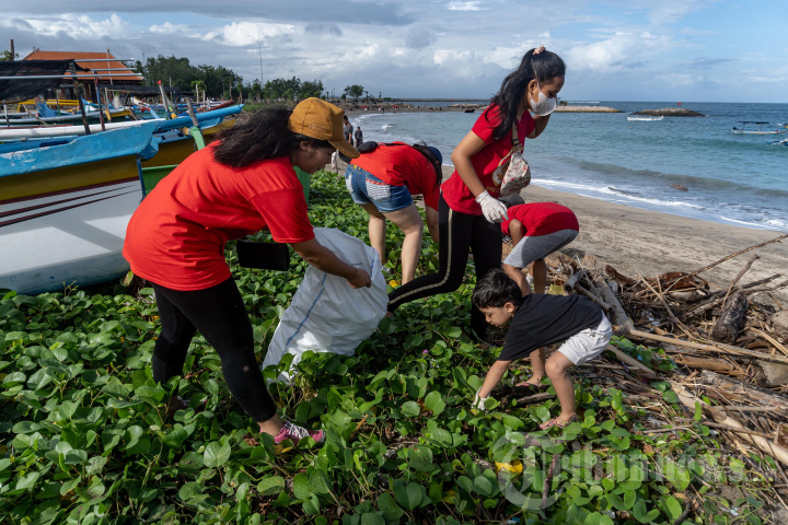 Aksi Bersih-bersih Sampah di Pantai Kuta Bali