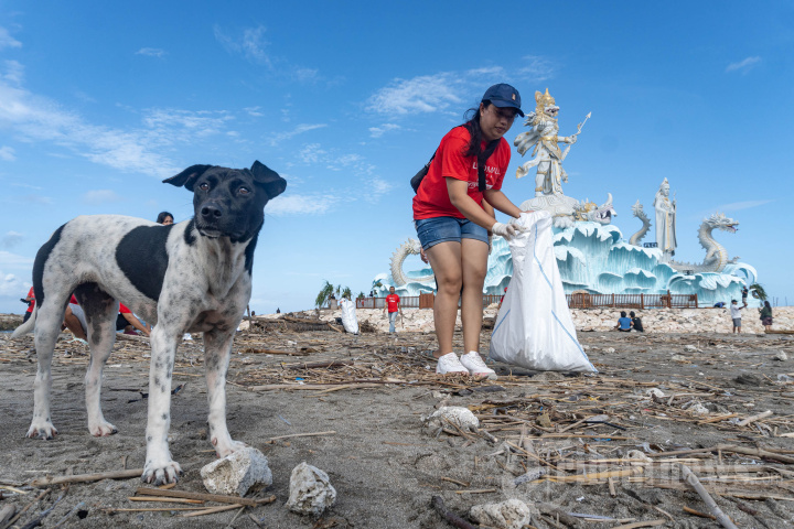 Aksi Bersih-bersih Sampah di Pantai Kuta Bali