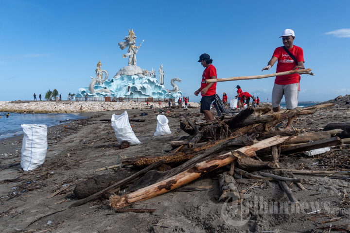 Aksi Bersih-bersih Sampah di Pantai Kuta Bali