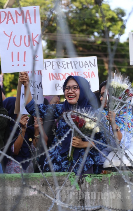 Aksi Damai di Depan KPU