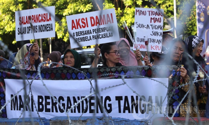 Aksi Damai di Depan KPU