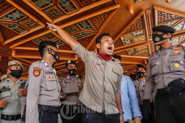 Aksi Damai Geram Gugat PLT Gubernur Aceh