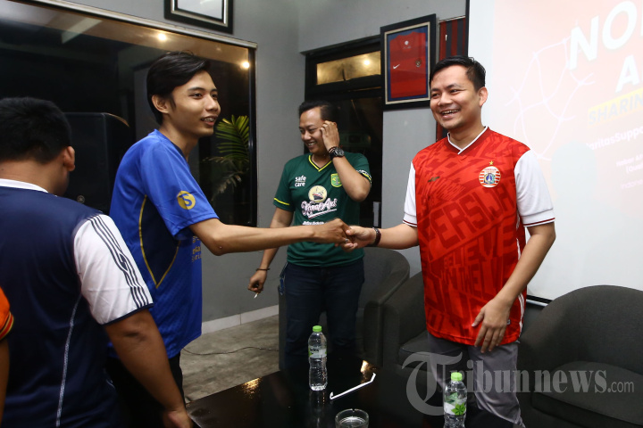 Aksi Damai Suporter Klub Sepak Bola Indonesia