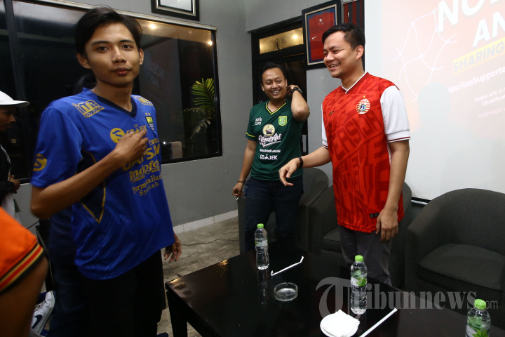 Aksi Damai Suporter Klub Sepak Bola Indonesia