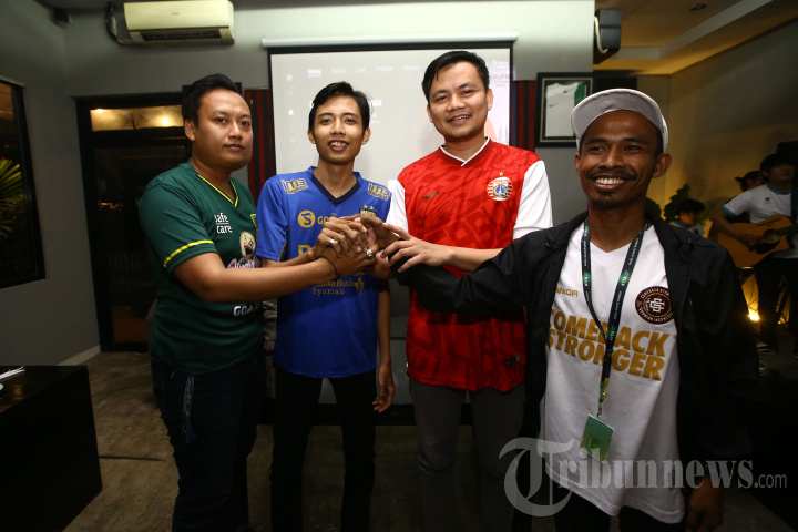 Aksi Damai Suporter Klub Sepak Bola Indonesia