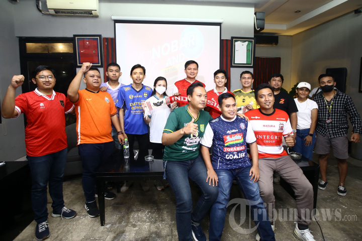 Aksi Damai Suporter Klub Sepak Bola Indonesia