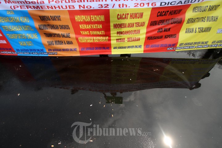 Aksi Driver Taksi Online Tolak Permenhub Baru